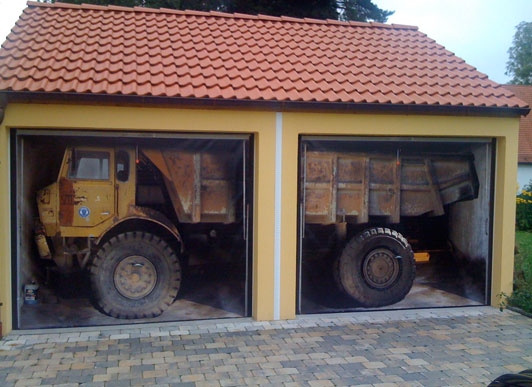 Auto v garáži Auto v garáži